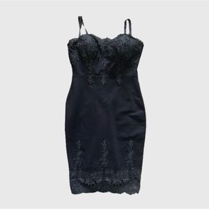 super flattering black lacy bodycon dress!!